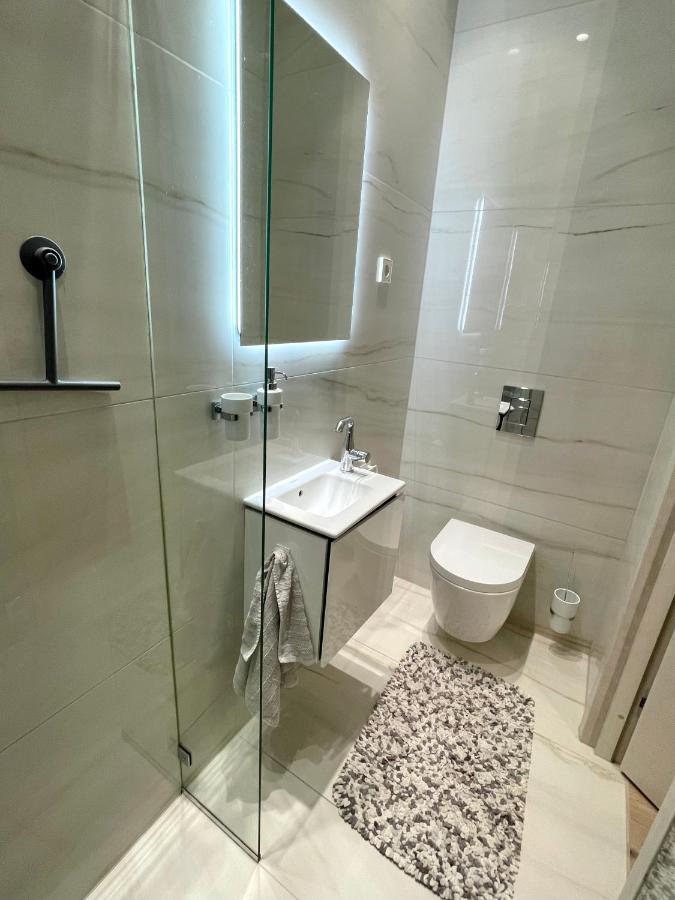 Premium 2 Bedroom Central Home With Ground Floor Terrace And A Personal Little Cinema Tallinn Exteriör bild